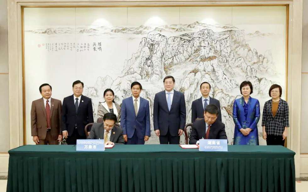 米兰·(milan)中国环境向老挝万象捐赠7台环卫装备，助力“一带一路”建设